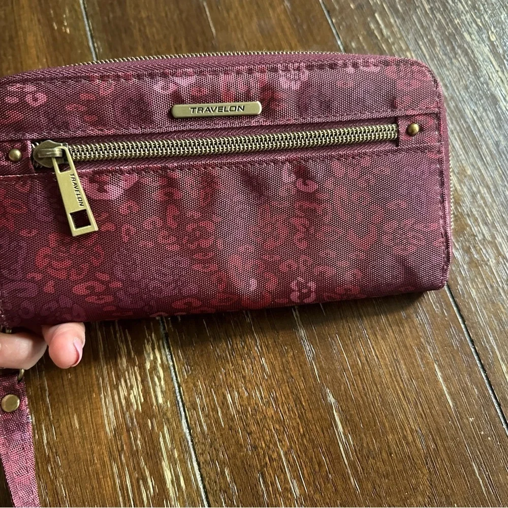 NWOT Travelon wallet